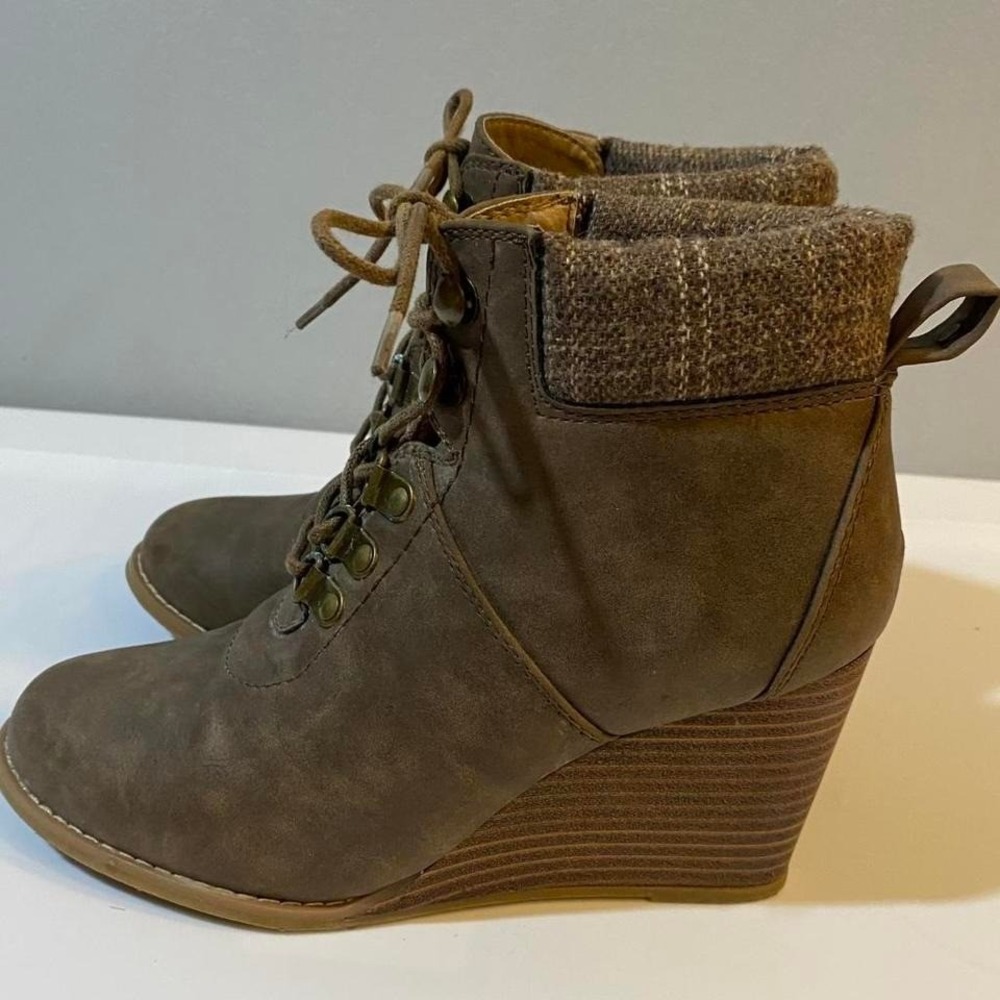 Brown Nautica ankle boots with lace-up detail size 8‎